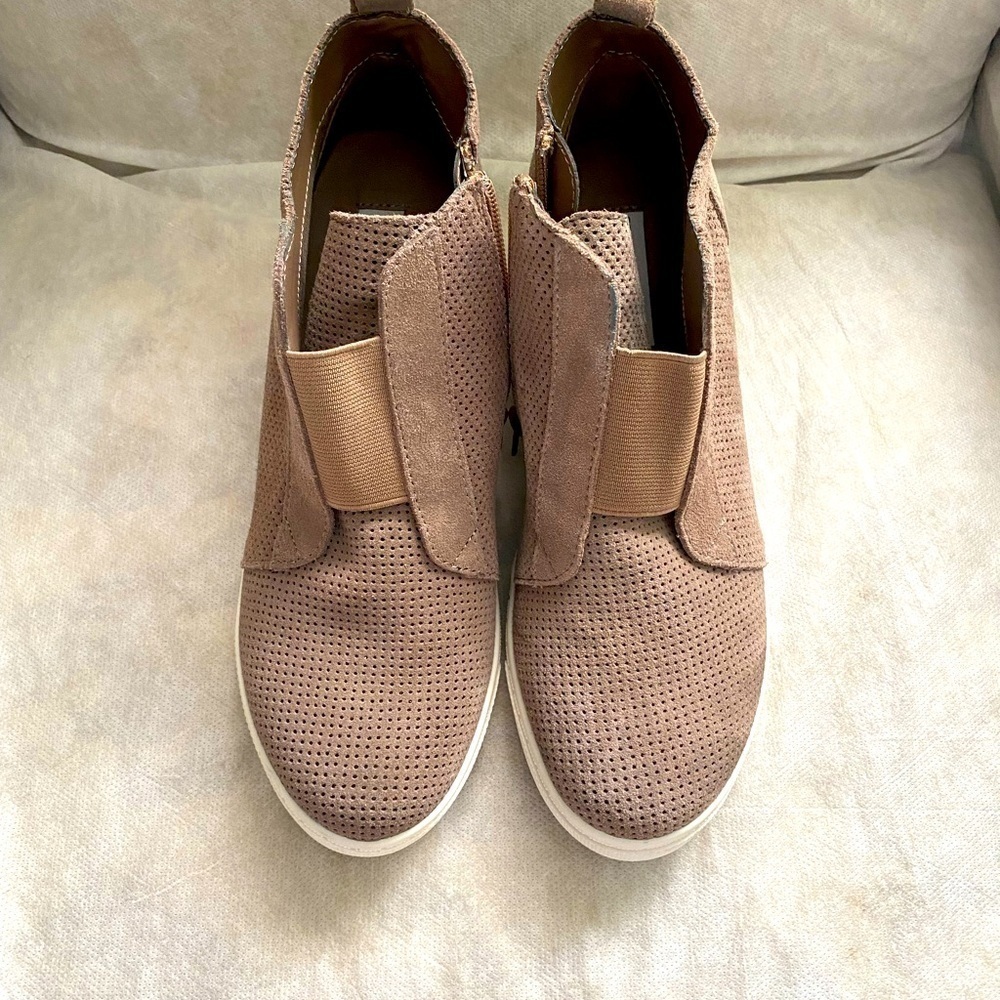 Steve Madden Taupe LADIES WEDGE SNEAKER
STYLE:FLVY01S1 Size 9.